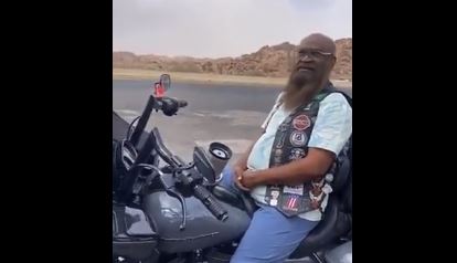 شاهد الفيديو/ إمام المسجد الحرام في جينز وعلى دراجة نارية