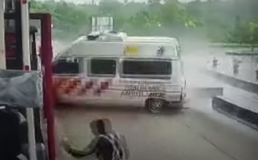 شاهد الفيديو/ انزلاق سيارة إسعاف تقلّ مصابا يتسبب في كارثة