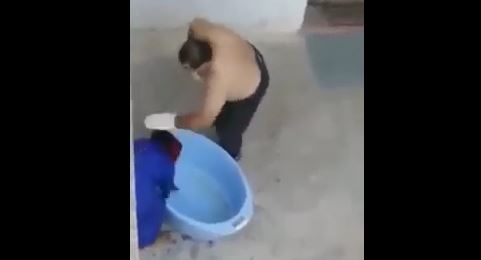 الفيديو الفضيحة/ القبض على المعتدي على والدته بحمام الانف