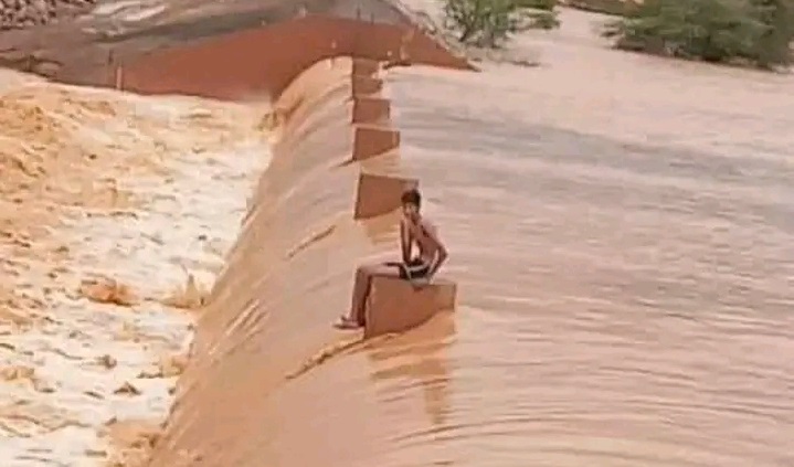 صور مع فيديو/ طفل تحاصره السيول في سدّ لمدّة 22 ساعة