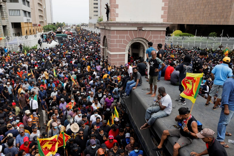 شاهد كيف يقضي السريلانكيون اعتصامهم داخل القصر الرئاسي