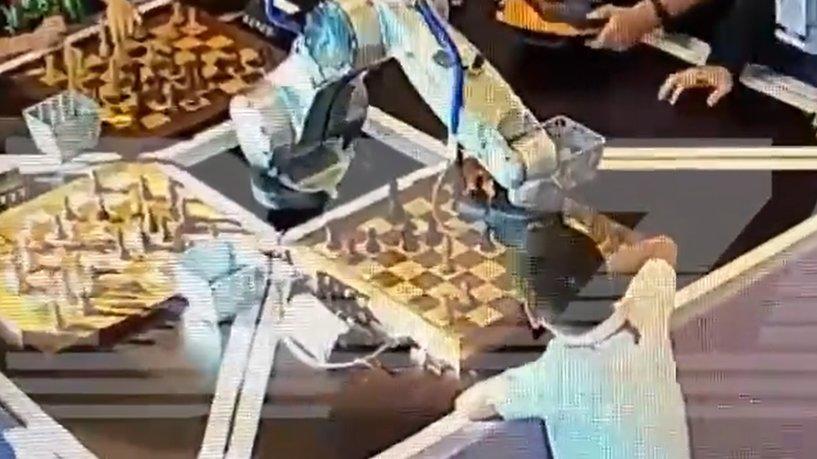 شاهد الفيديو/ روبوت يهاجم طفلاً في مباراة شطرنج