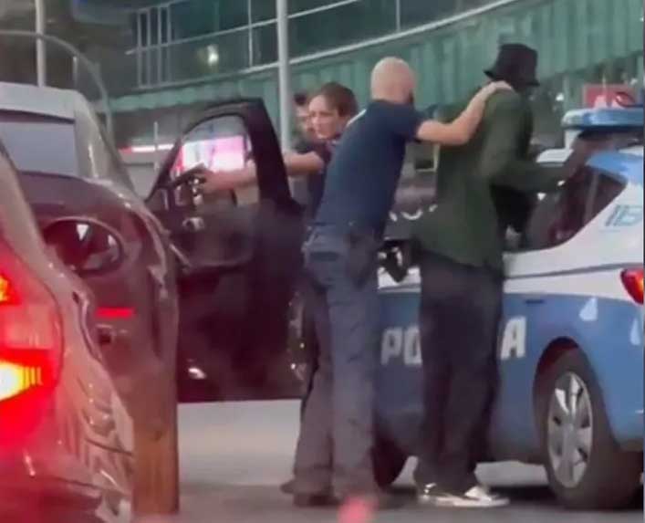 شاهد الفيديو/ بالخطأ.. الشرطة الإيطالية توقف لاعب ميلان بالقوة