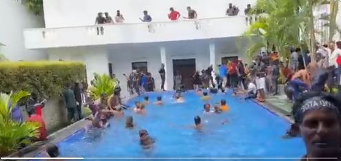 بعد فرار رئيس سريلانكا/ شاهد متظاهرين يسبحون في مسبح القصر الرئاسي (فيديو)