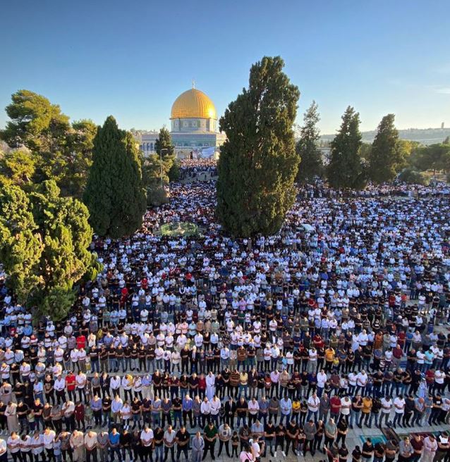 آلاف الفلسطينيين يؤدون صلاة العيد بالأقصى