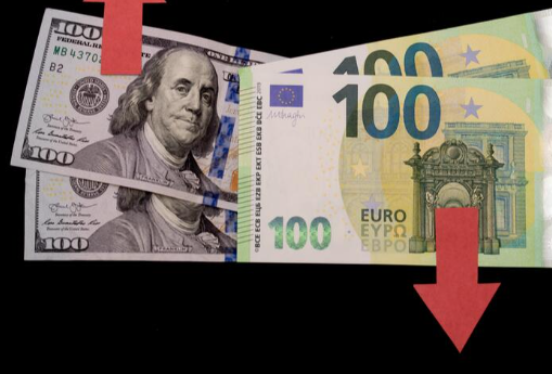 اليورو دون الدولار لأول مرة منذ 20 عاما