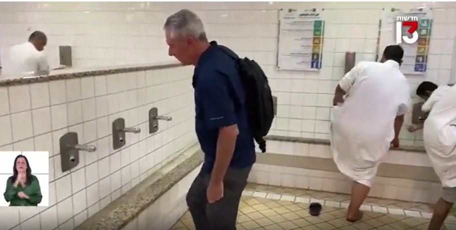 “توضأ” ودخل إلى المسجد/ مذيع إسرائيلي يكشف عن زيارته إلى السعودية (فيديو)