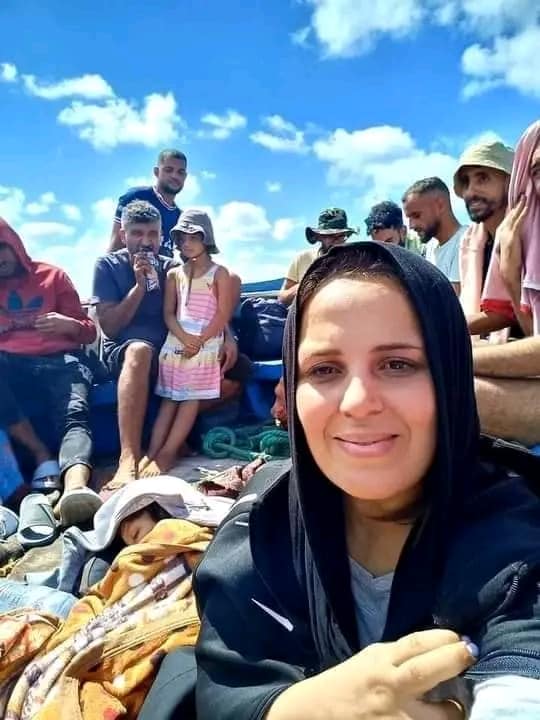 بعد 38 ساعة في البحر/ شاهد عائلة تونسية بأكملها “تحرق” إلى إيطاليا (صور)