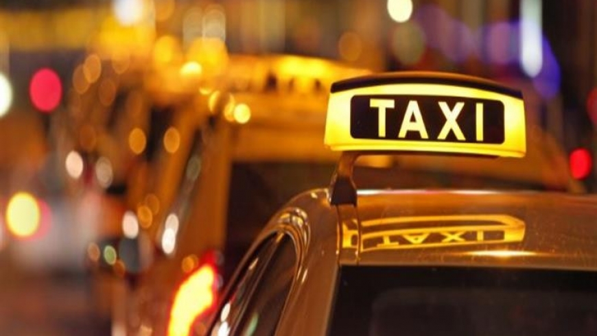 بالفيديو/ سائق تاكسي يحاول التحرش بحريفة وتحويل وجهتها