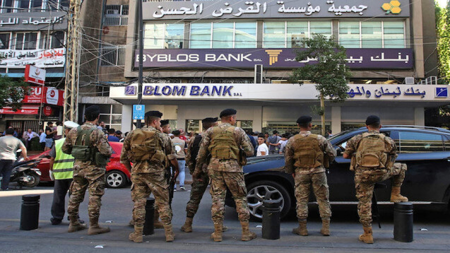 لبنان/ مسلّح يحتجز رهائن في بنك.. وهذا طلبه
