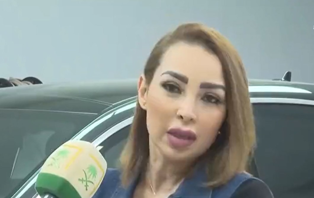 اثارت جدلا/ أول سعودية تعمل بتلميع السيارات: أحب رائحة الشحم والزيوت (فيديو)