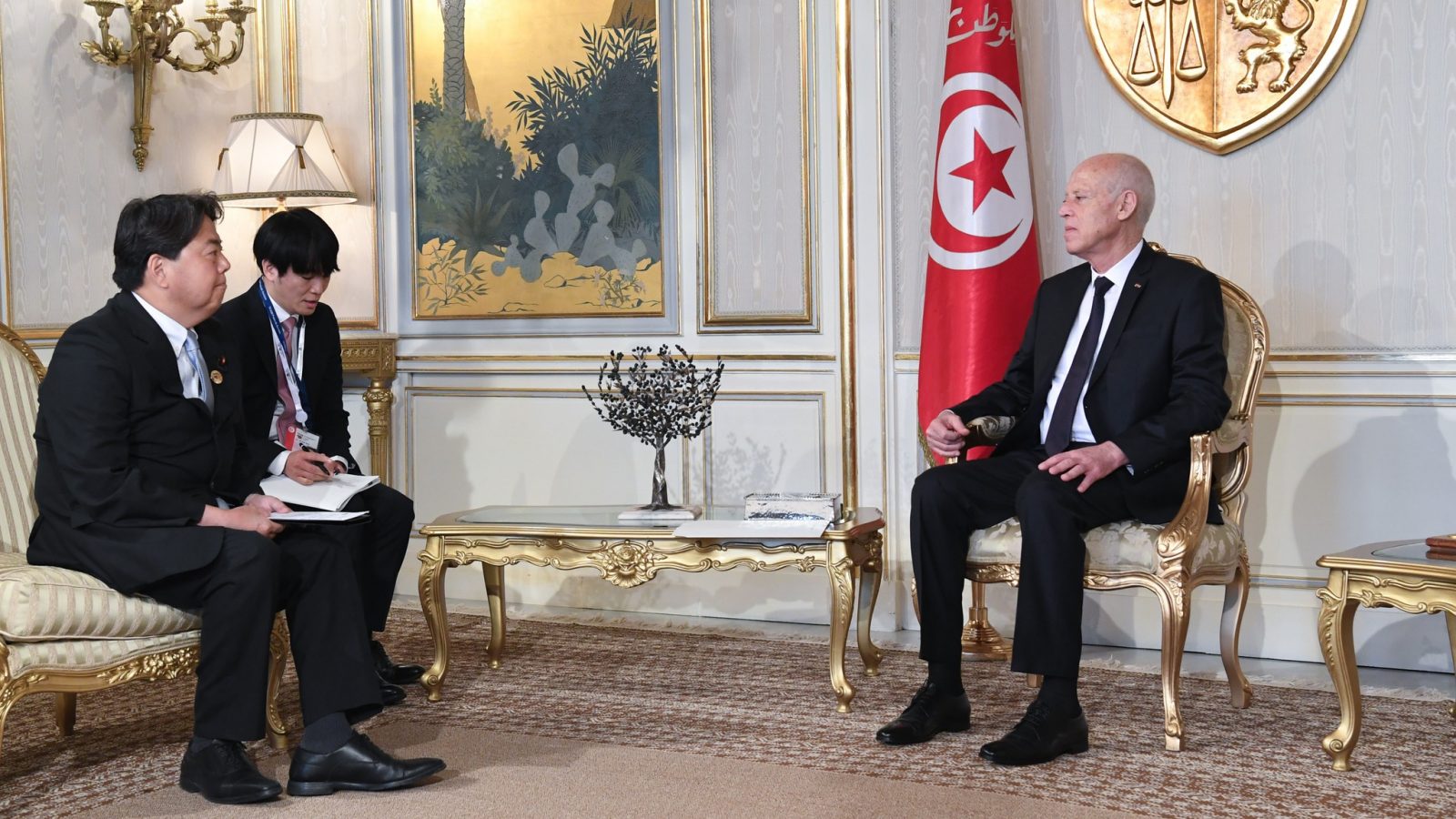 الاستثمار في تونس وتيكاد محور لقاء سعيّد بوزير الخارجية الياباني