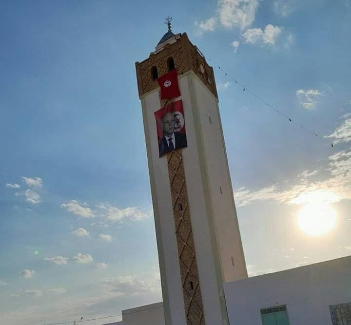 عُلّقت على صومعة/ مهرجان سيدي علي بن عون يتبرأ من صورة لرئيس الجمهورية