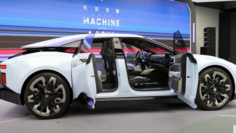 شاهد الفيديو/ سيارة من عالم المستقبل تظهر في الصّين