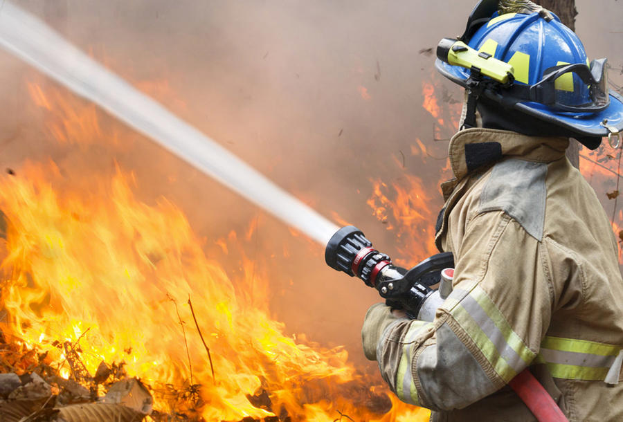 ذهب لإطفاء حريق/ رجل إطفاء تلقى أكبر صدمة في حياته ! 
