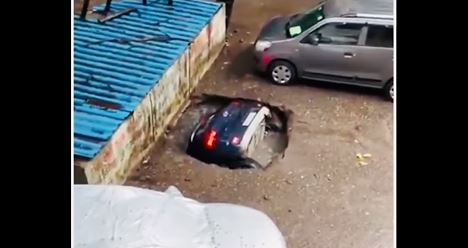 شاهد الفيديو/ سيارة رابضة انشقت الأرض تحتها فابتلعتها