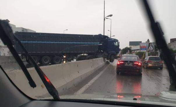 بسبب الأمطار/ انزلاق شاحنة في برج الوزير (صور)