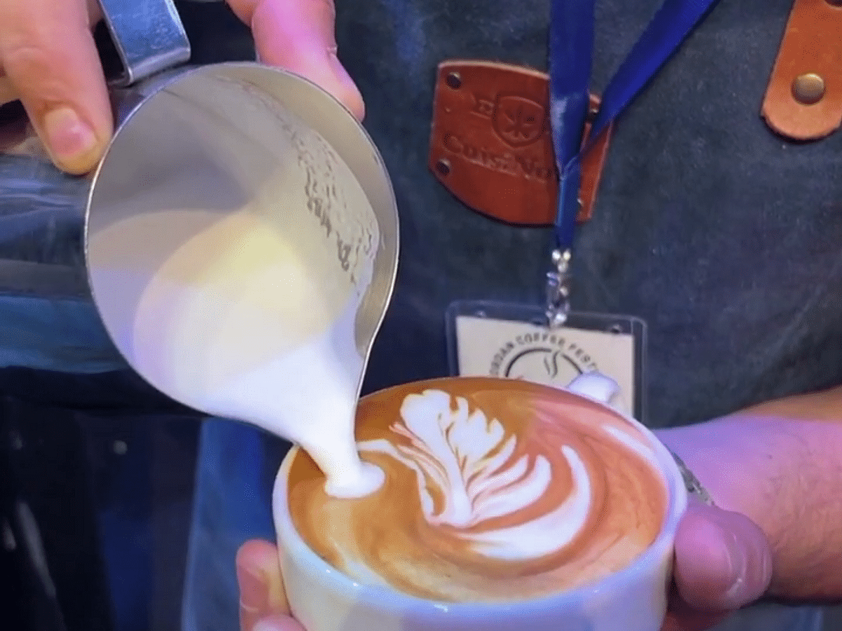 مسابقة فريدة من نوعها/ شاهد مهارات الرسم على القهوة (فيديو)