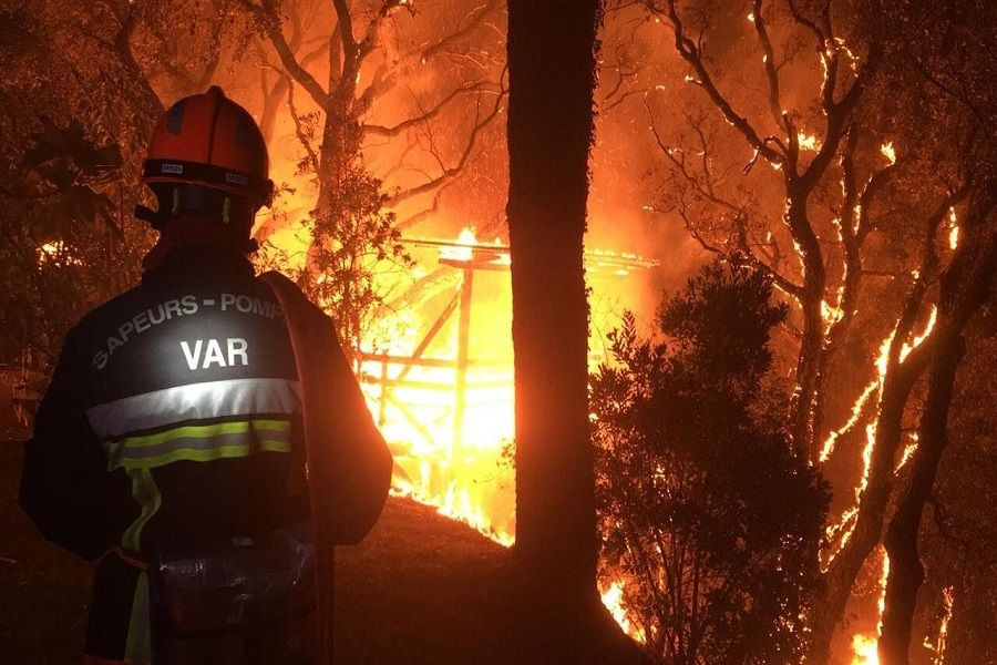 الحرائق تجتاح غرب فرنسا وإجلاء آلاف السكّان