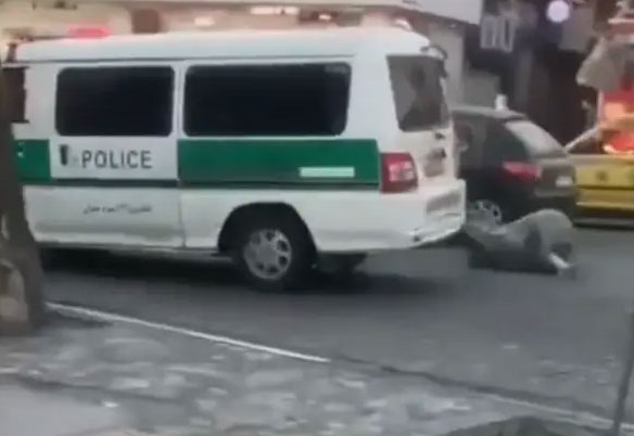 فيديو صادم/ الشرطة الإيرانية تلقي بامرأة من سيارة مسرعة