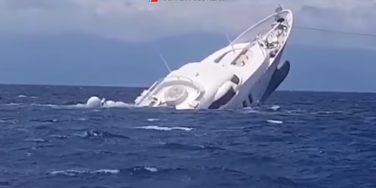 مشهد يحبس الأنفاس/ غرق يخت فاخر بعد فشل جهود الإنقاذ (فيديو)