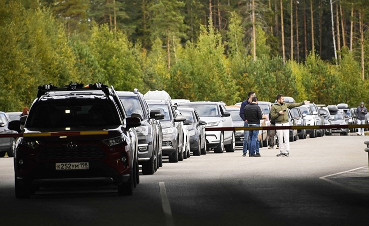 شاهد طوابير سيارات الفارين من روسيا بعد قرار التعبئة الجزئية