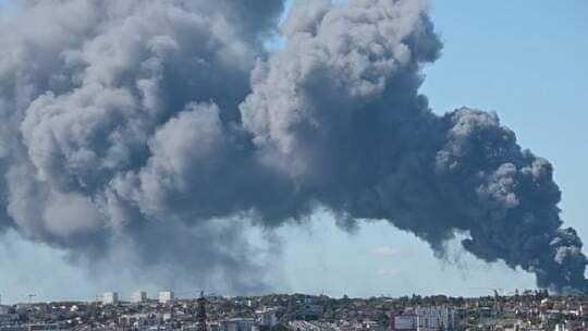 باريس/ إندلاع حريق في أكبر سوق للمنتجات في العالم