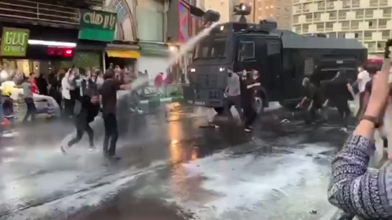 إيران/ احتجاجات وإحراق نسخ من القرآن (فيديو)