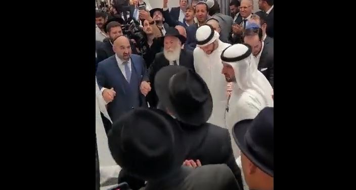 شاهد/ حاخام يهودي يحتفل بزفافه في دبي
