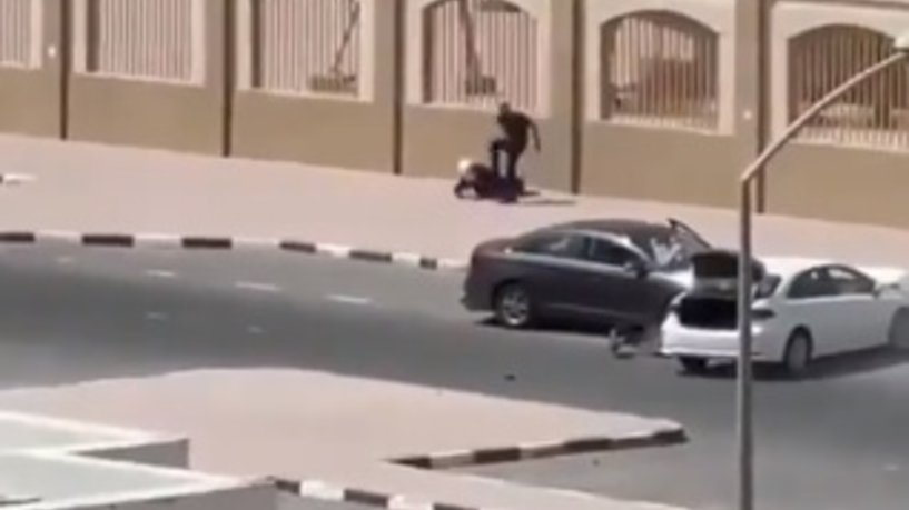 شاهد الفيديو/ يعتدي على زوجته بوحشية في الشارع
