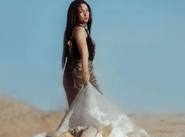 فيديو مثير للجدل/ أحرقت فستان زفافها احتفالا بطلاقها