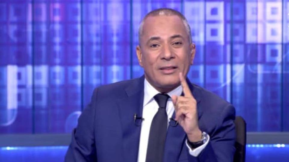إعلامي مصري لشعبه: “احمدوا ربنا.. الناس بتموّت بعض على كيس سكر في تونس” (فيديو)