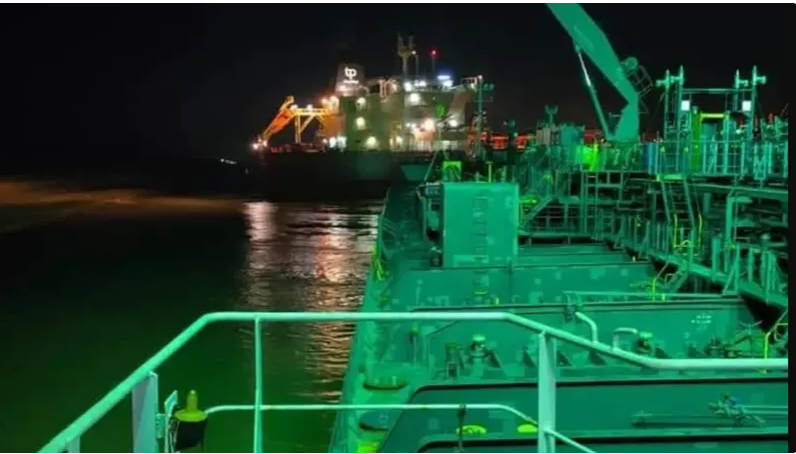 جنوح سفينة محملة بـ 64 ألف طن من النفط في قناة السويس