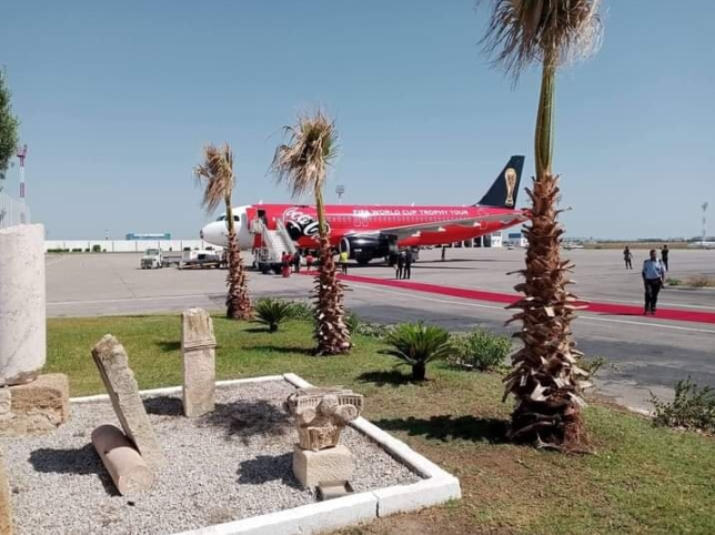 وصول طائرة كأس العالم إلى مطار تونس قرطاج
