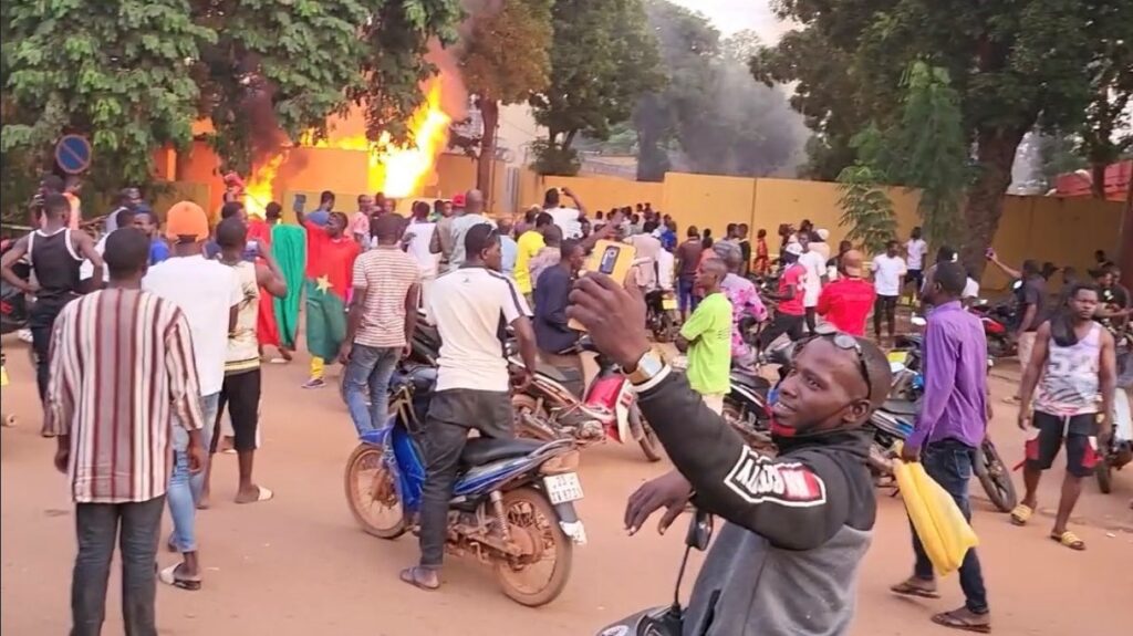 بوركينا فاسو/ حرق مقرّي السفارة والمعهد الفرنسيين