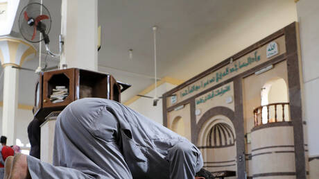 وفاة إمام مسجد خلال الصلاة بعد إهانته من المصلّين