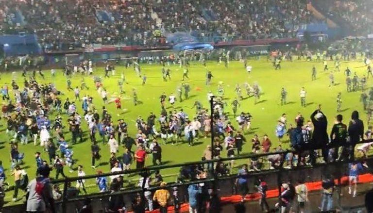 اندونيسيا/ أعمال شغب خلال مباراة كرة قدم تتسبب في مأساة (فيديو)