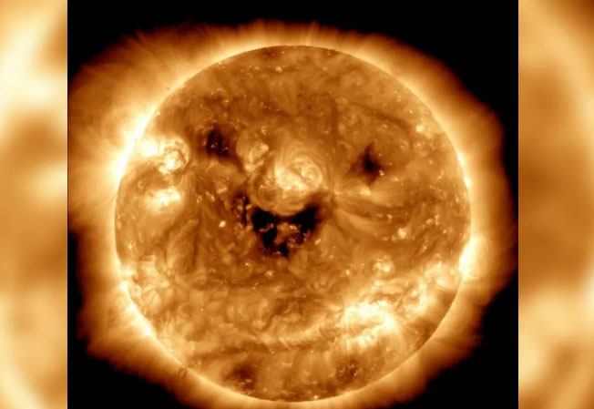 هل هي نذير شؤم؟/ ناسا تنشر صورة للشمس وهي “تبتسم”