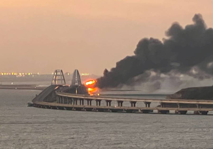 انفجار يحطم الجسر الرابط بين روسيا وجزيرة شبه القرم المحتل (فيديو)