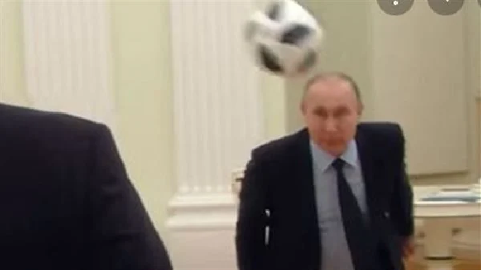 حقيقة الفيديو الذي يلعب فيه بوتين مع رئيس الفيفا