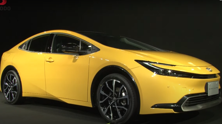 الأكثر إقتصادية/ تويوتا تكشف عن إحدى أجمل سياراتها (فيديو)