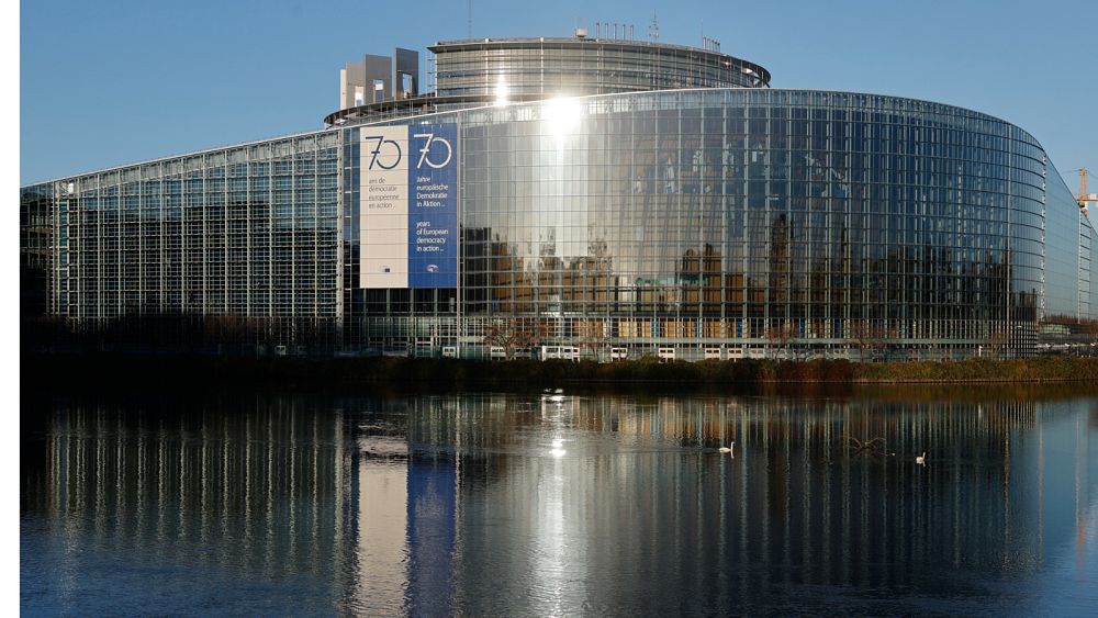 متّهمان في قضايا فساد/ البرلمان الأوروبي يرفع الحصانة عن نائبين