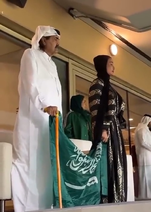 يحملان العلم/ الشيخ حمد و الشيخة موزا يدعمان السعودية