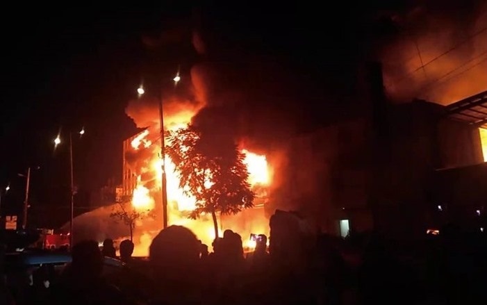 قطاع غزة/ حريق هائل يودي بحياة 21 شخصا