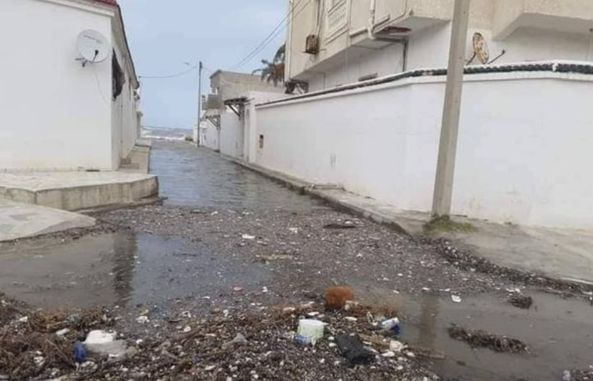 شاهد/ مياه البحر تغمر منازل في سيدي عبد الحميد بسوسة