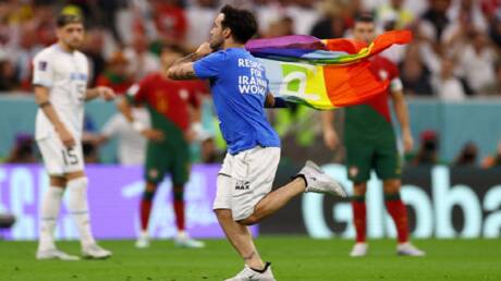 كشف هوية ومصير مشجع اقتحم مباراة بعلم “المثليين” في قطر