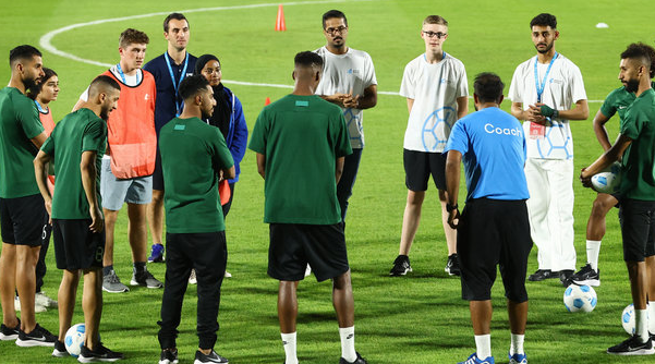 السعودية تمنح عطلة لموظّفيها لمتابعة مباراة منتخبها مع الأرجنتين