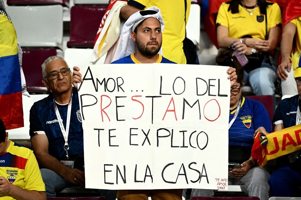 شاهد ماذا كتب مشجع اكوادوري لزوجته على لافتة من ستاد الدوحة
