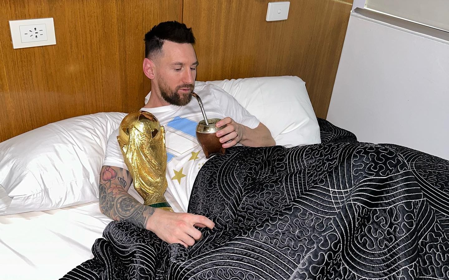 شاهد/ ميسي يستيقظ وبيده كأس العالم
