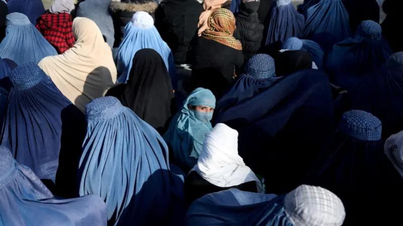 فنان أفغاني يرفض بطريقته قرار منع تعليم المرأة